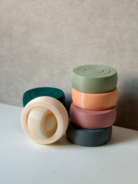kleiner fidget spinner in verschiedenen farben. gyro spinner
